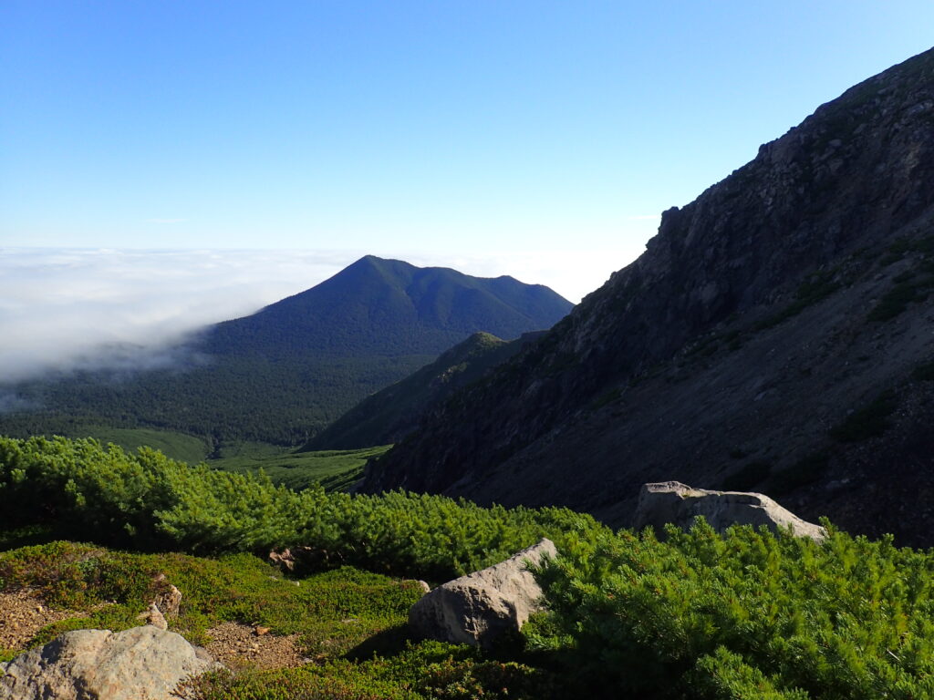 日本百名山で北海道にある阿寒岳を登山した時にオリンパスの防水デジタルカメラタフで撮影したフップシ岳と雲海