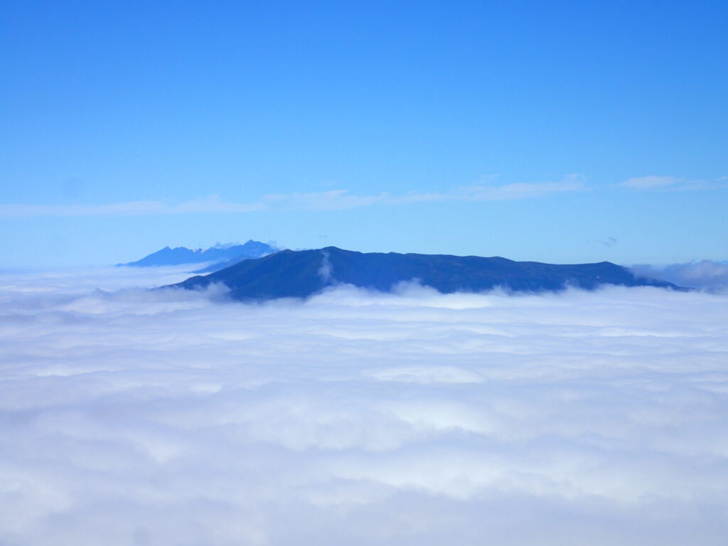 日本百名山で北海道にある斜里岳を登山した時にオリンパスの防水デジタルカメラタフで撮影した雲海